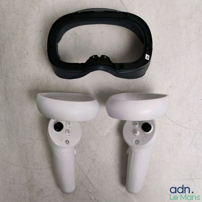 une paire de lunettes de protection posées l'une à côté de l'autre sur une table