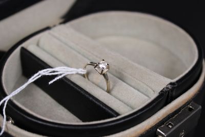 une bague dans un étui contenant un cordon