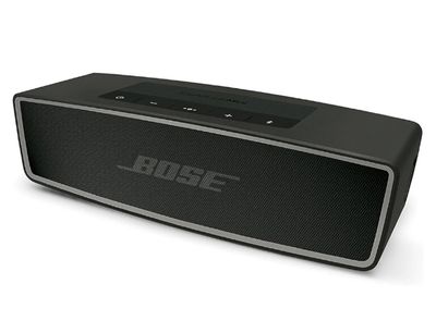 un gros plan d'une enceinte noire posée sur une surface blanche