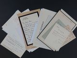 de nombreuses vieilles lettres posées sur une table, sur fond noir