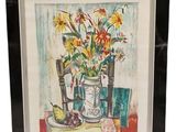 tableau représentant un vase de fleurs posé sur une table, à côté d'une assiette de fruits