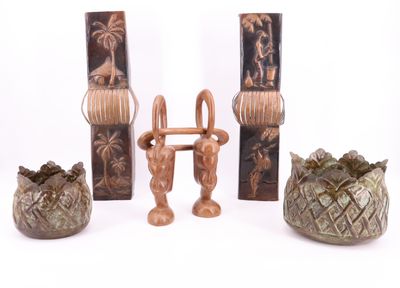 trois vases placés l'un à côté de l'autre