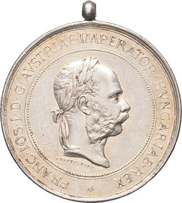une vieille pièce de monnaie sur laquelle figure la tête d'un homme, sur fond blanc