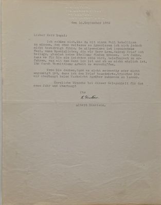 un gros plan sur une feuille de papier sur laquelle figure une lettre