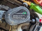 un gros plan d'une pompe à essence à laquelle est raccordé un tuyau