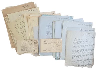 plusieurs vieilles lettres sont empilées sur une surface blanche