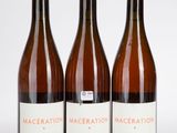 trois bouteilles de vin posées l'une à côté de l'autre sur une table