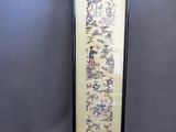 une photo encadrée représentant une peinture chinoise accrochée au mur