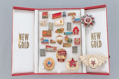 Ensemble de 3 médailles de chapeau, 1 broche, 1 médaille de …