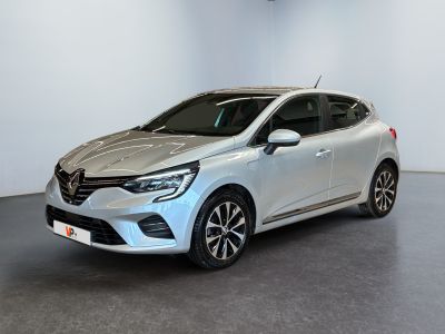 une voiture argentée dans une pièce blanche au sol noir