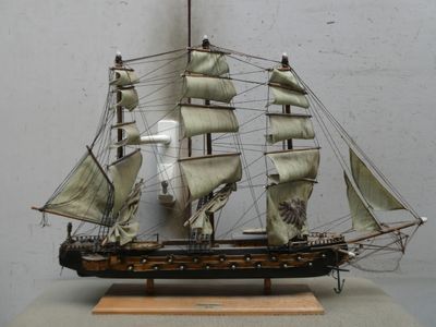 une maquette de bateau exposée sur une table