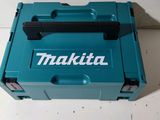 La boîte à outils Makita est ouverte sur la table.
