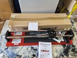 une boîte de skis posée sur une table à côté d'une paire de skis