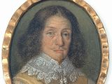 une vieille photo d'un homme vêtu d'une robe dorée à col blanc