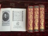 trois livres posés sur un tapis rouge