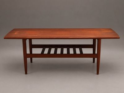 une table basse en bois surmontée d'une étagère