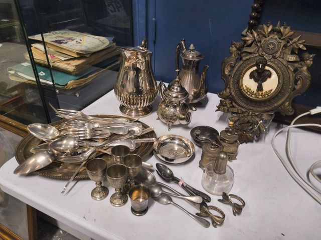 Métal argenté - 3 verseuses, ensemble de couverts, 5 coquetiers, ...