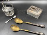 trois cuillères et un verre d'eau sur une table