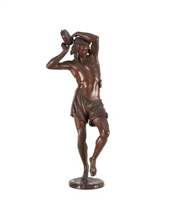 statue en bronze représentant un homme tenant un oiseau dans la main