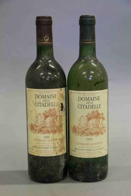 deux bouteilles de vin posées l'une à côté de l'autre sur une table