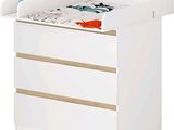 une photo d'une commode blanche à tiroirs avec un distributeur de mouchoirs