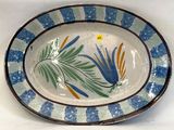une assiette bleue et blanche ornée d'un motif de feuilles de palmier