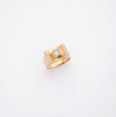 une bague en or avec un diamant serti au centre