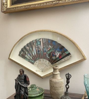 une photo d'une table sur laquelle se trouvent un ventilateur et des vases