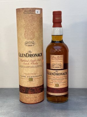 le whisky single malt écossais Glendronach, présenté dans une boîte en carton, à côté d'une autre boîte en carton