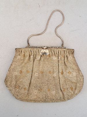 Minaudière en métal argenté et perles argentées et dorées, o…