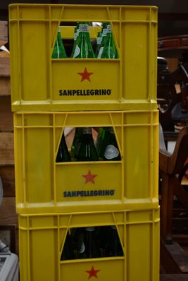 une caisse jaune contenant six bouteilles de bière