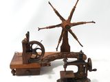 une petite machine à coudre posée à côté d'une vieille machine à coudre