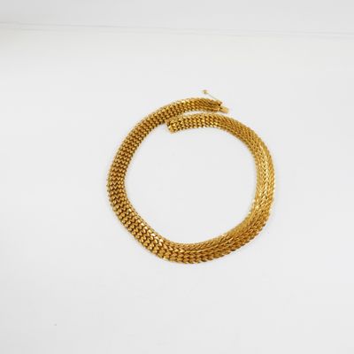 un bracelet en chaîne d'or avec un fermoir en forme de serpent