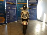 un scooter garé dans un showroom