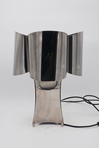Dans le goût de MAISON CHARLES, lampe en tôle chromée formant 4 v...