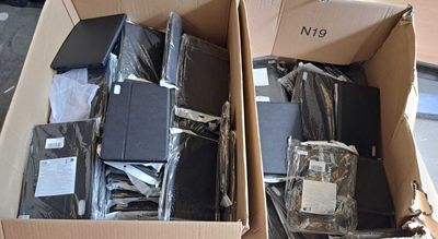 187 / 1 palette de 93 kg de coques pour tablettes /// …