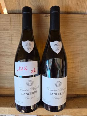 deux bouteilles de vin posées sur une étagère en bois