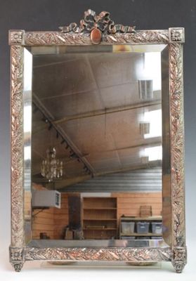 un miroir posé sur une table