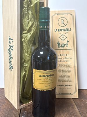 des bouteilles de vin dans une caisse en bois posée sur une table en bois