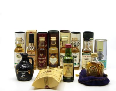 de nombreux types de liqueurs et de bouteilles sur la table