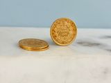 une pièce d'or posée sur un plan de travail en marbre