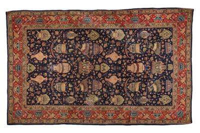 un tapis bleu et rouge orné d'un motif représentant un éléphant
