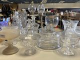 beaucoup de verres posés sur une table dans un magasin