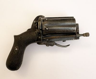 un vieux fusil sur une surface blanche avec un fond blanc