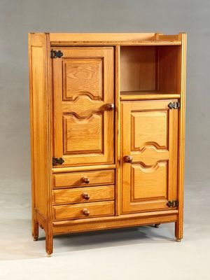 une photo d'une armoire en bois avec des tiroirs et des portes