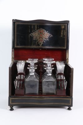 un service à liqueur à l'ancienne présenté dans un coffret en bois