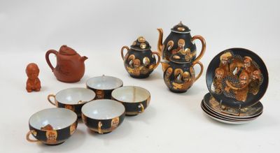 de nombreuses pièces de poterie très variées posées sur une table