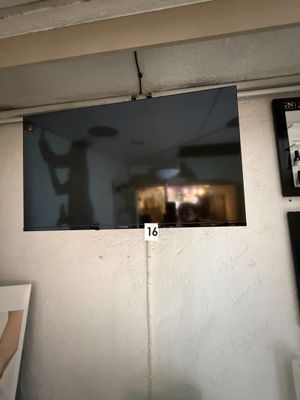 un téléviseur fixé au mur dans une pièce