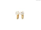 une paire de boucles d'oreilles en diamant sur fond blanc