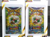 Deux paquets de cartes à collectionner Pokémon sont exposés dans une boîte